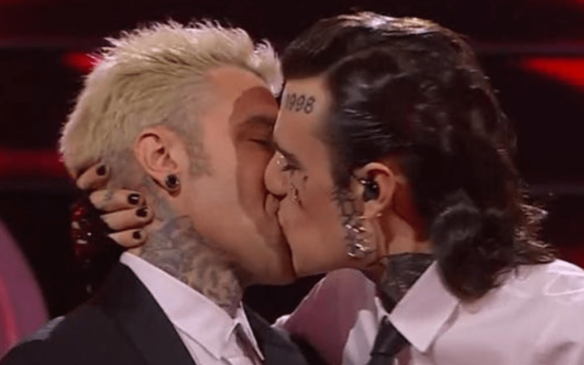 Crédit: Rosa Chemical embrasse Fedez a Sanremo instagram